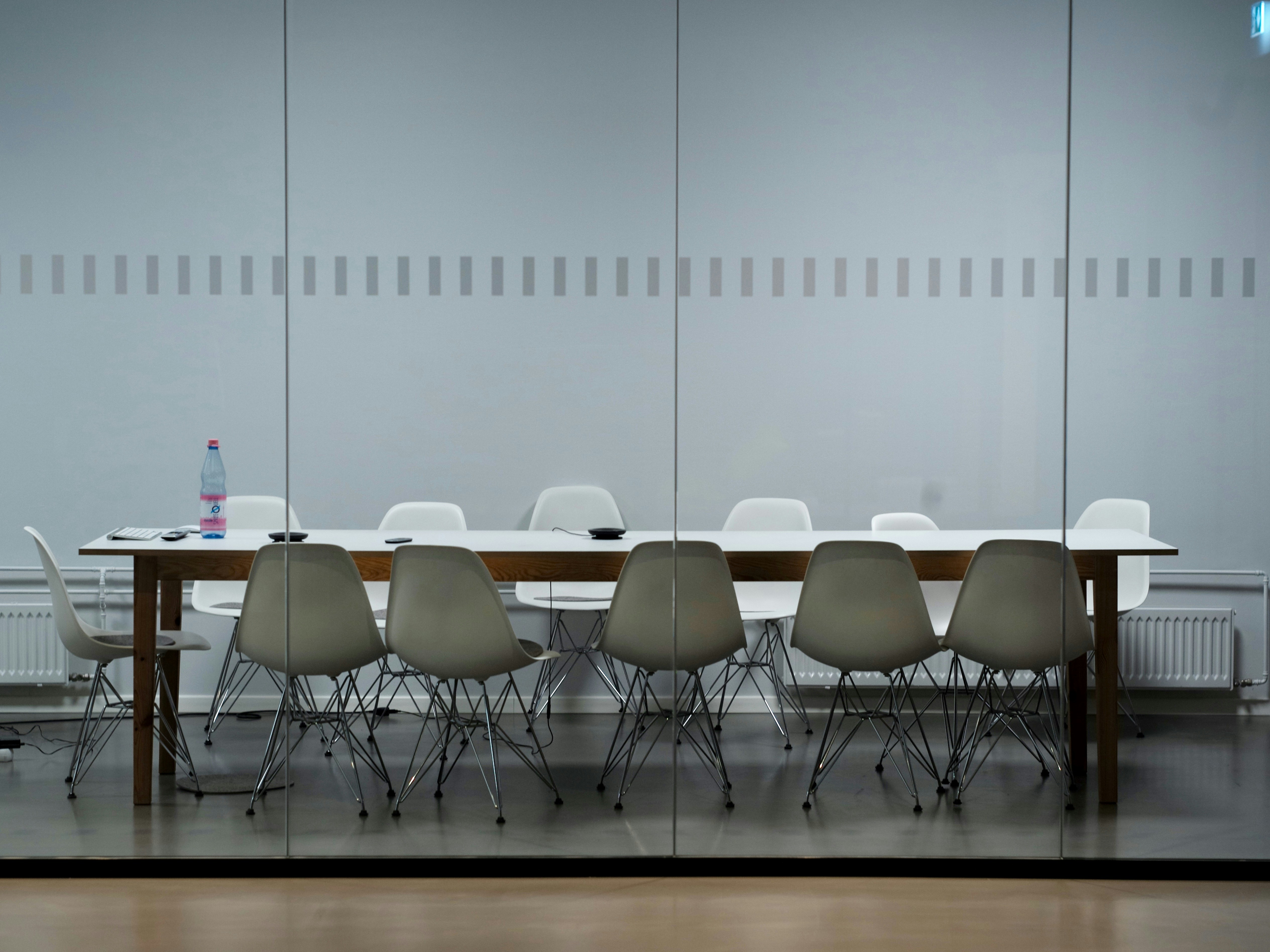 Sala de reuniones corporativa — método de trabajo Velara Consultants