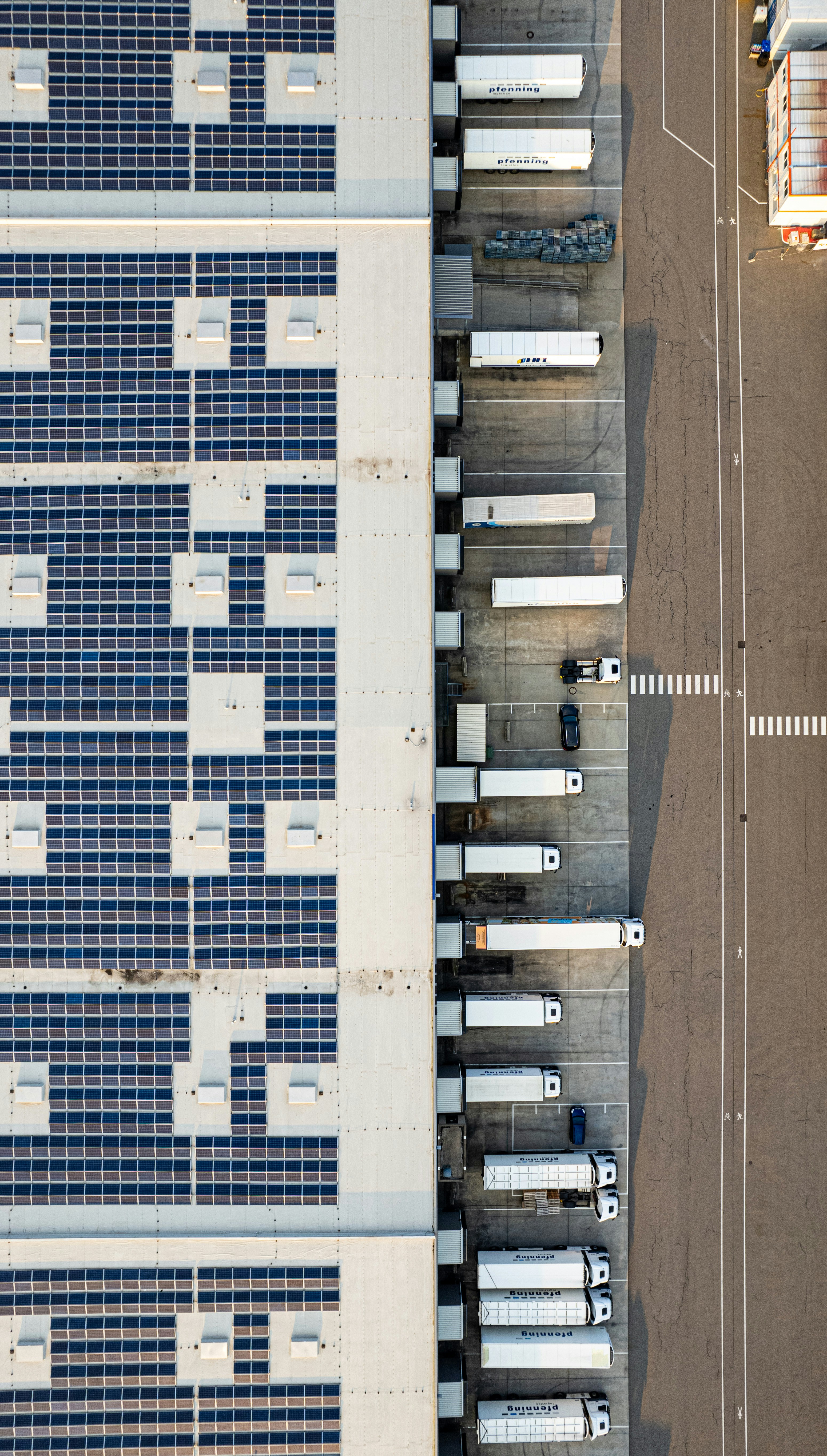Vista aérea de instalaciones industriales — consultoría de operaciones